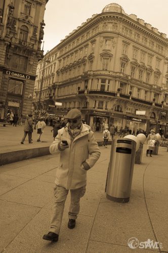 Mann mit Smartphone in der Stadt 